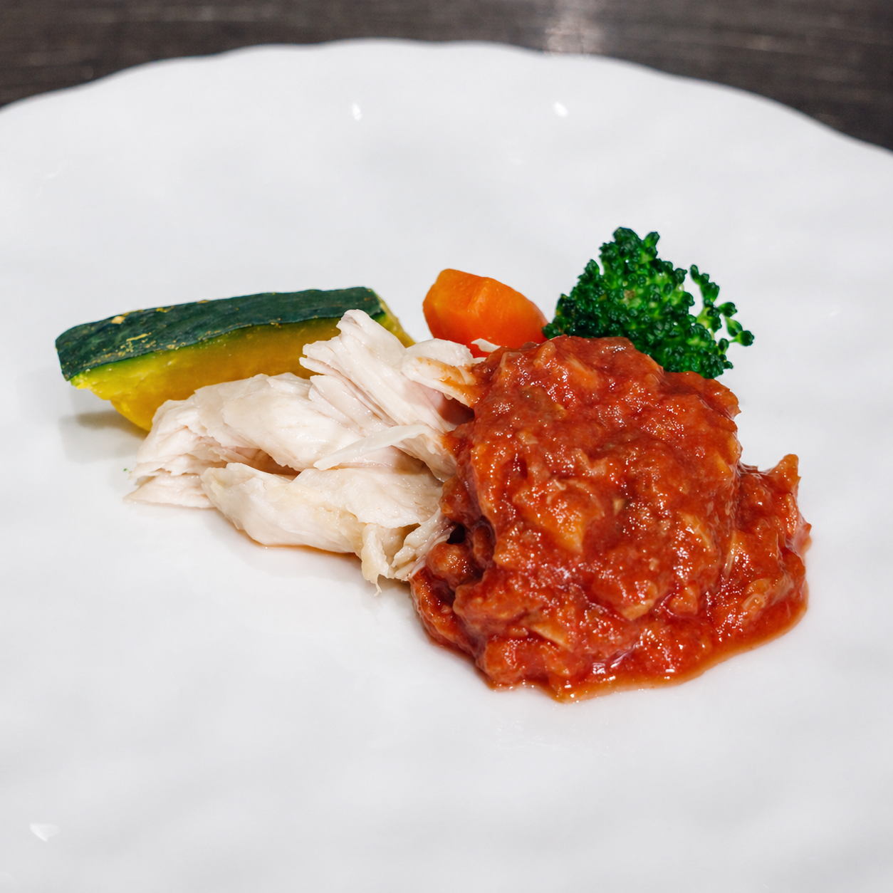 柔らか鶏胸肉とフレッシュトマトのソース